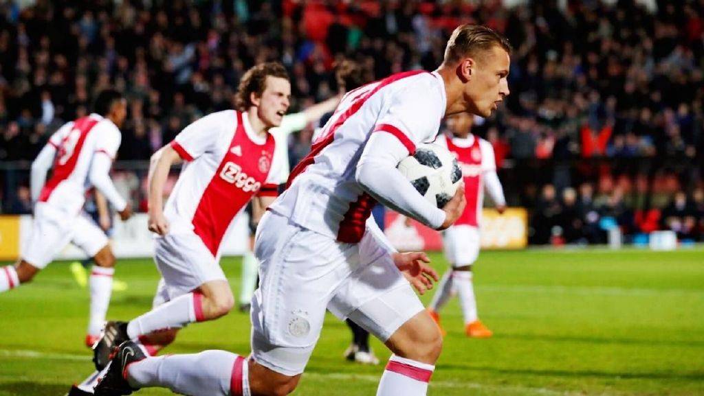 加时末段西甲焦点战,阿贾克斯豪取连胜,悬念犹存,资深球员宣示担当的简单介绍 加时末段西甲焦点战,阿贾克斯豪取连胜,悬念犹存,资深球员宣示担当的简单介绍